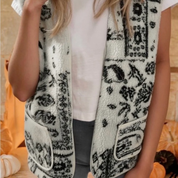 Stylish Black and White Patterned Vest paisley - Picture 2 of 2